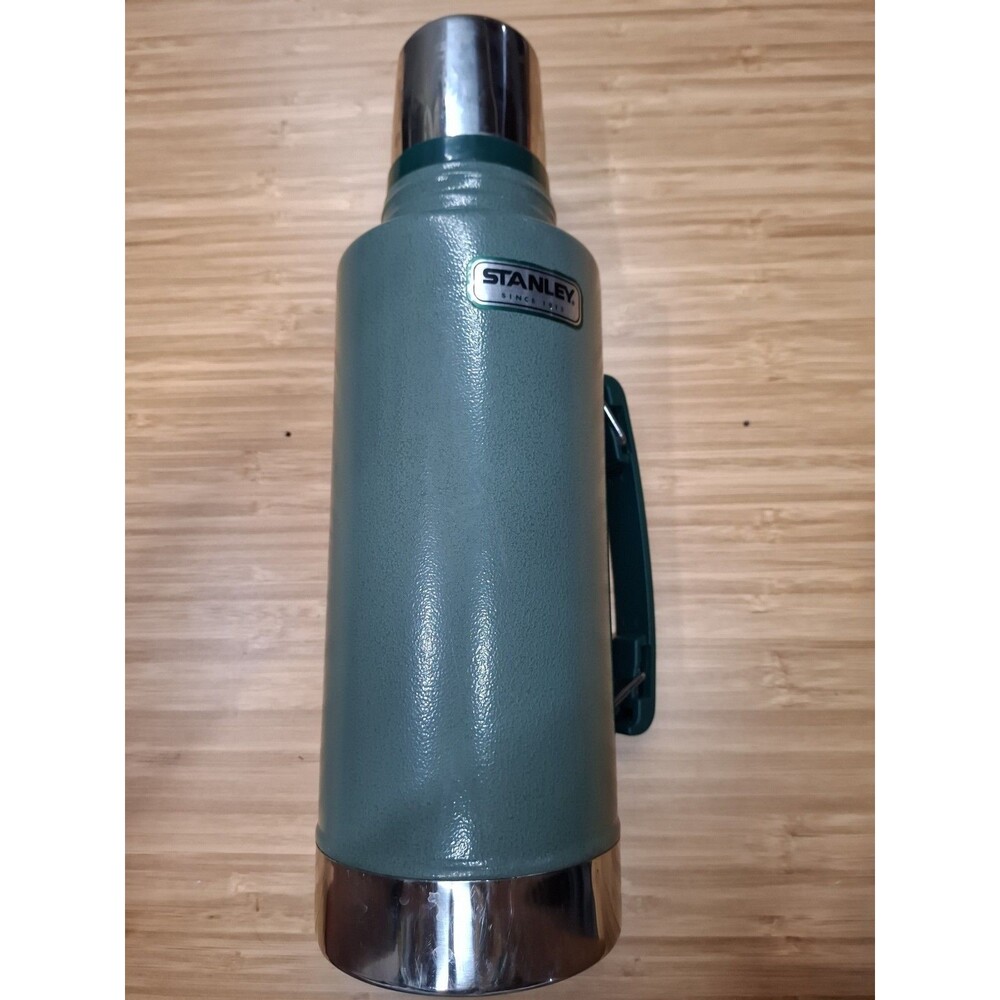 Stanley Classic Legendary Vacuum Bottle Thermos 2 Qt 1.9L Hammertone Green